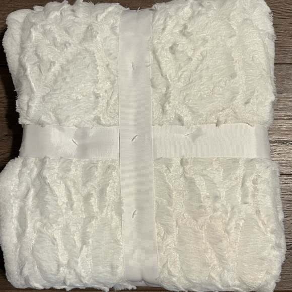 NWT Amy Miller Wild Fur Blanket Throw - Picture 2 of 3